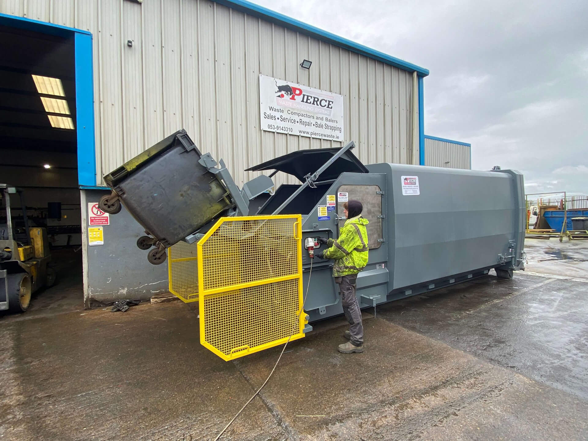 Portable-Compactors-with-Bin-Lifts