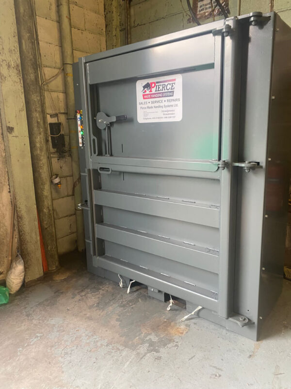 200-300kg mid size baler in black/grey