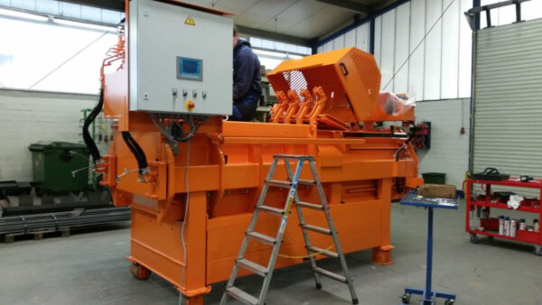 Mid Size Horizontal Baler